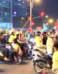 越南民众深夜狂欢！美女球迷纯洁笑容 万人骑摩托+扛国旗涌上街头