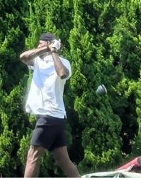 开云-看来是计划好的！网友晒出詹姆斯训练使用的高尔夫球为特质用球