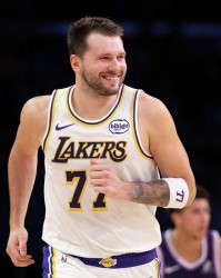 开云-东契奇28+5+9+4记3分创NBA第1神迹，湖人完胜国王！詹姆斯创纪录